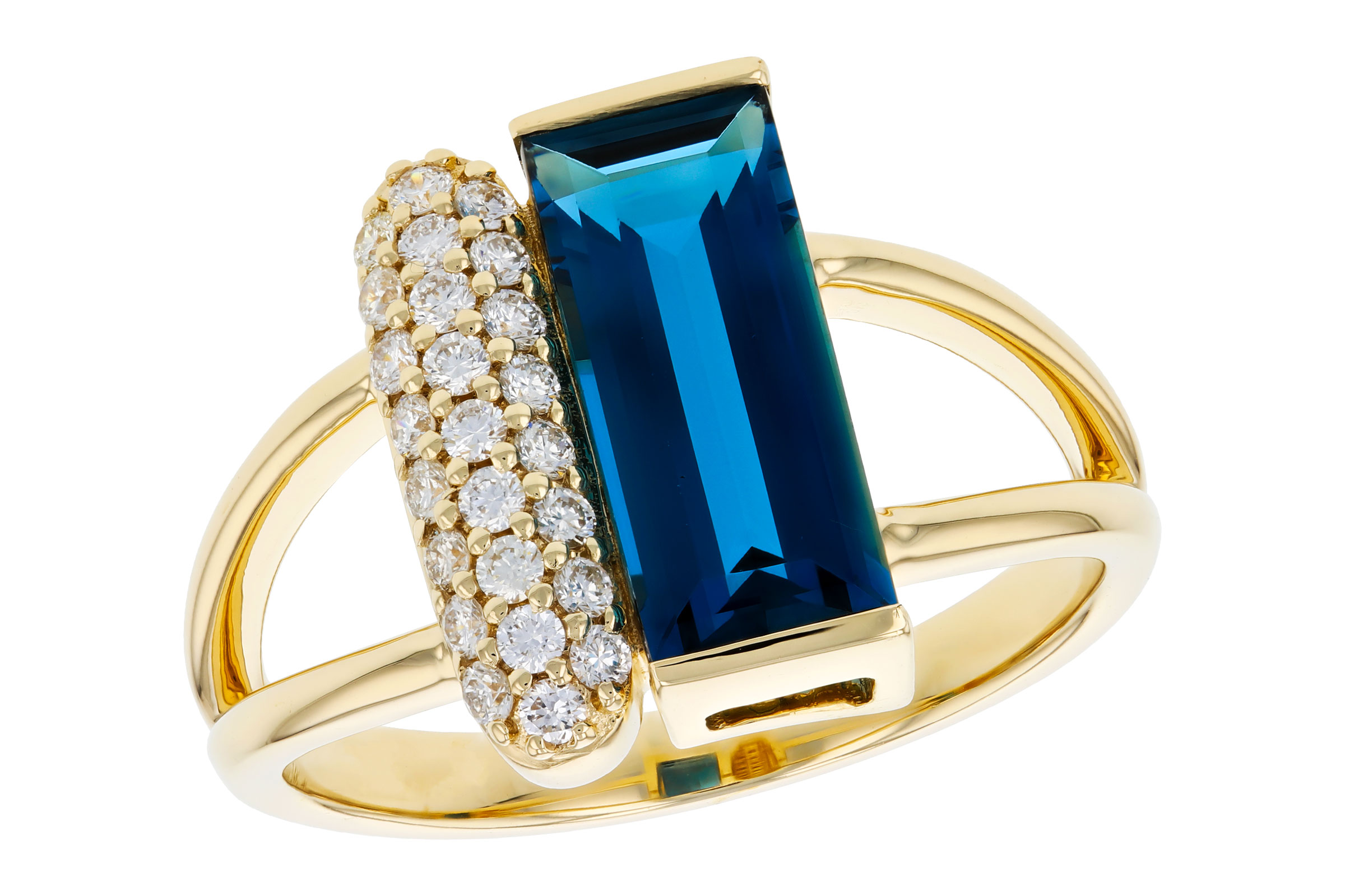 G330-38749: LDS RG 2.67 LONDON BLUE TOPAZ 2.92 TGW (12x5MM BT)